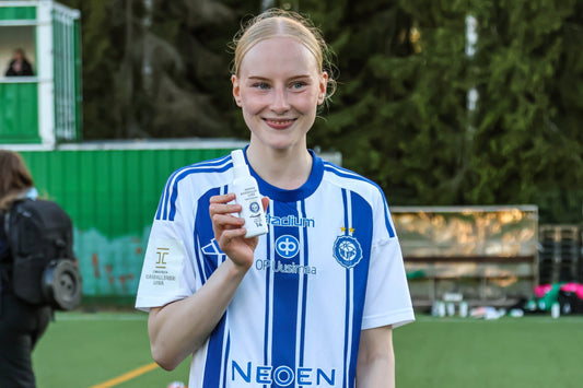 HJK:n pelaaja Lotta Kalske pitää käsissään nimikirjoittamaansa tähtipelaja-tuotetta.